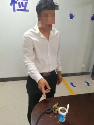 美女.射精(看见美女突然亢奋，男子为找刺激，躲在车内偷偷用弹弓对她们射钢珠)