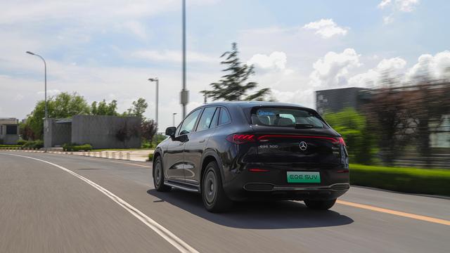 试驾奔驰EQE SUV：自带大V8声浪的纯电SUV！动力强劲还舒适