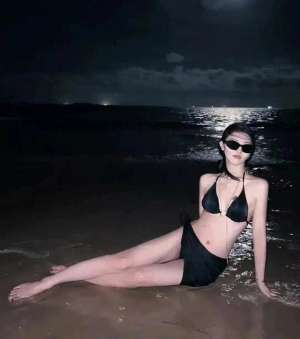 美女穿泳衣游泳(谁能抵挡？性感泳装女神的火辣写真大赏)