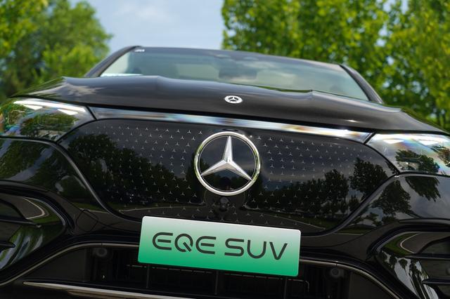 试驾奔驰EQE SUV：自带大V8声浪的纯电SUV！动力强劲还舒适