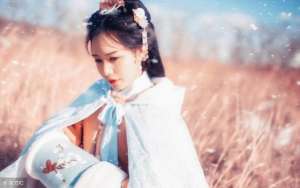 美女穿痒刑靴文章(小说：仙界大比，废柴女出手就像挠痒痒，众人耻笑，对方却动不了)