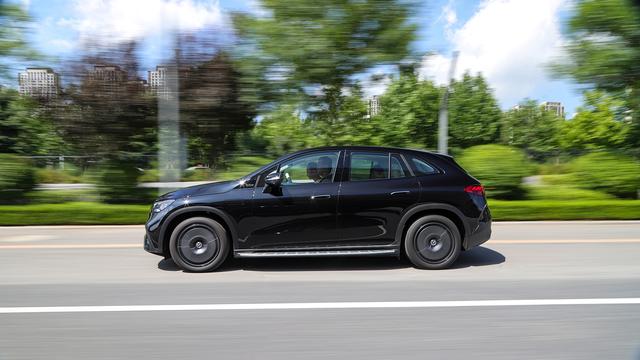 试驾奔驰EQE SUV：自带大V8声浪的纯电SUV！动力强劲还舒适