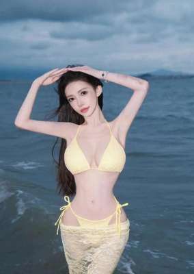 美女视频黄的那种免费(# 黄色比基尼美女拍摄：夏日风情，尽显魅力)