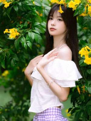 短袖露肩美女(美女穿搭写真：清冷感十足，一字肩白T恤与紫裙搭配，清纯又唯美)