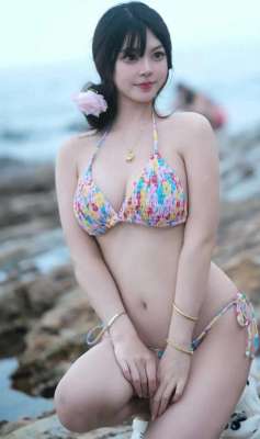 沙滩美女图片背影(27岁性感美女在海边礁石上拍的写真照)