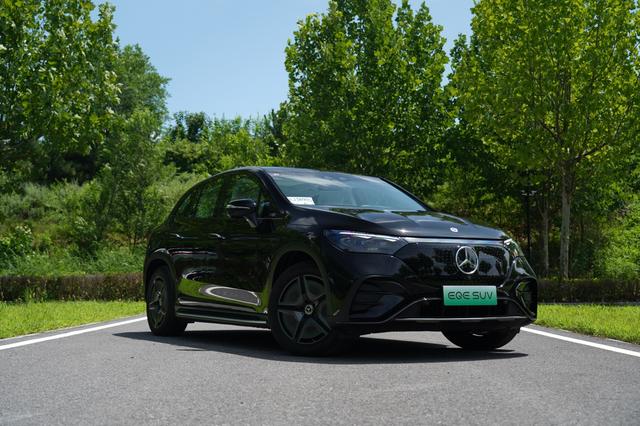 试驾奔驰EQE SUV：自带大V8声浪的纯电SUV！动力强劲还舒适