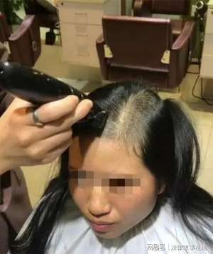 美女被迫剃光头刮眉毛(案例：母亲为阻止女儿早恋，将女儿剃成光头，因同学耻笑引发血案)