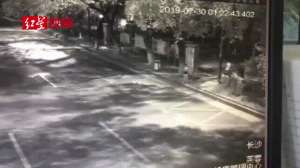 摔跤男士打美女屁屁(女子深夜路边等车，遭陌生男锐器戳臀部疑似子宫破裂)