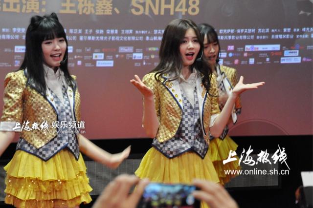 SNH48六大美女上海大跳鸭舞 齐臀短裙飞扬，露出雪白大腿