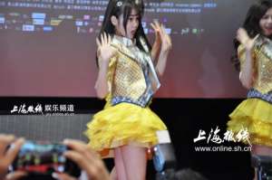 美女玩鸭(SNH48六大美女上海大跳鸭舞 齐臀短裙飞扬，露出雪白大腿)