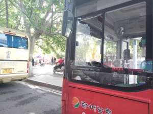 郑州汽车玻璃批发市场(寻求刺激？一夜间，郑州街头10余辆车玻璃被钢珠弹击破)
