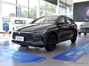 比亚迪新能源汽车e2(带快充代步车，405公里续航空间领先，灵活还省钱，实拍比亚迪e2)