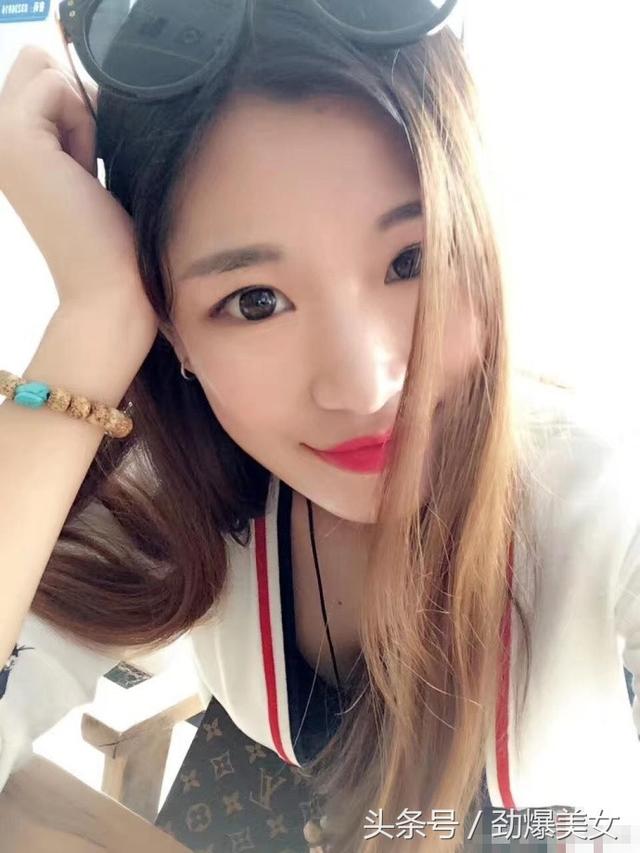 齐鲁师范学院22岁校花，身高170，是一位颜高腿美的女孩！