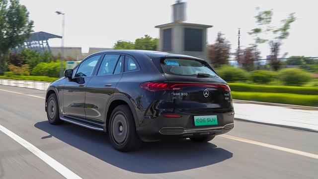 试驾奔驰EQE SUV：自带大V8声浪的纯电SUV！动力强劲还舒适