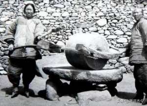 吃美女的屁股图片(卑鄙龌龊老照片：青楼女子妖娆多姿，妇女露胸喂奶被孩子撕扯衣服)