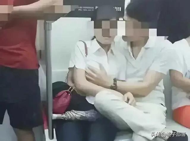 地铁情侣当众激情亲吻摸胸,女子闭眼陶醉,网友直呼辣眼!