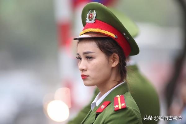 实拍越南街头美女警察：个个长得十分漂亮，图四笑的最甜美