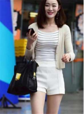 拍路人美女(路人街拍，美若天仙的小姐姐，秀出青春活力范，令人赏心悦目)