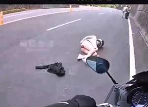 美女暴露下半(心疼美女骑手穿超短裤不幸摔倒走光露出臀部大喊我的内裤)