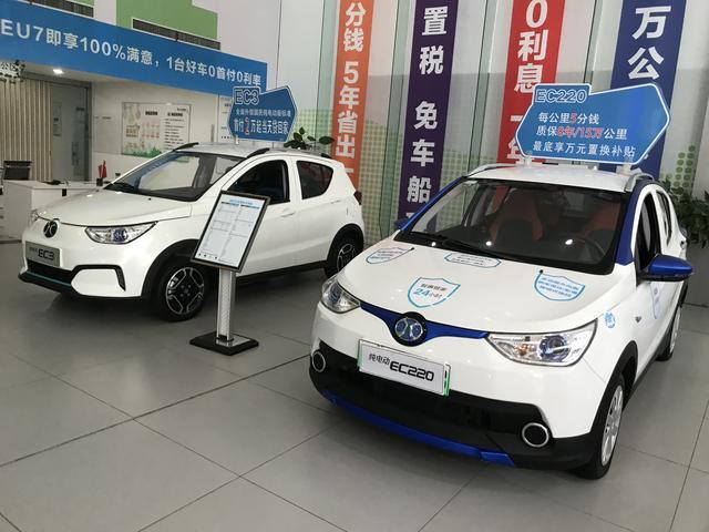 购车上牌一站办结,带牌销售变得更多 车牌代办推行月余带来变化不少