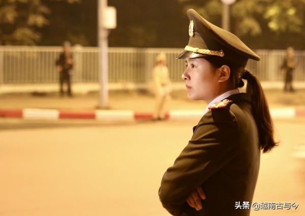 实拍越南街头美女警察：个个长得十分漂亮，图四笑的最甜美