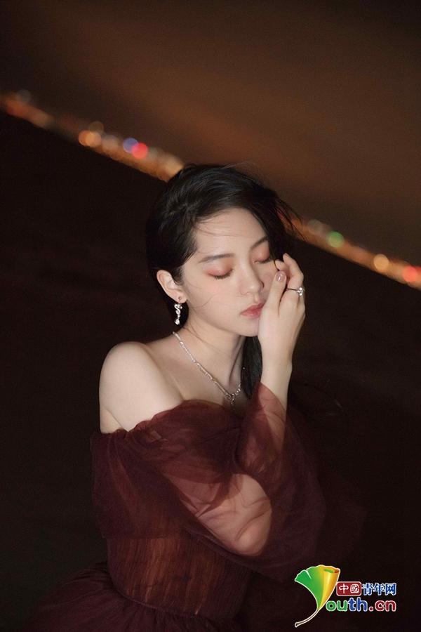 欧阳娜娜海边拍写真 一字肩纱裙美艳灵动仙气十足