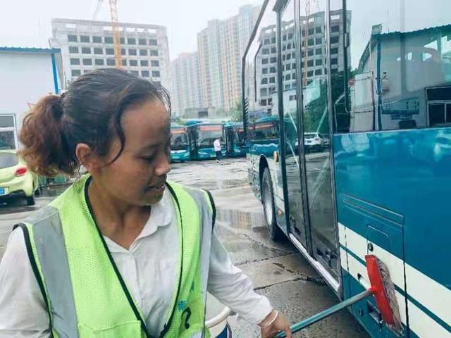 公交车“美容师”:盛夏工作不到五分钟就满身大汗