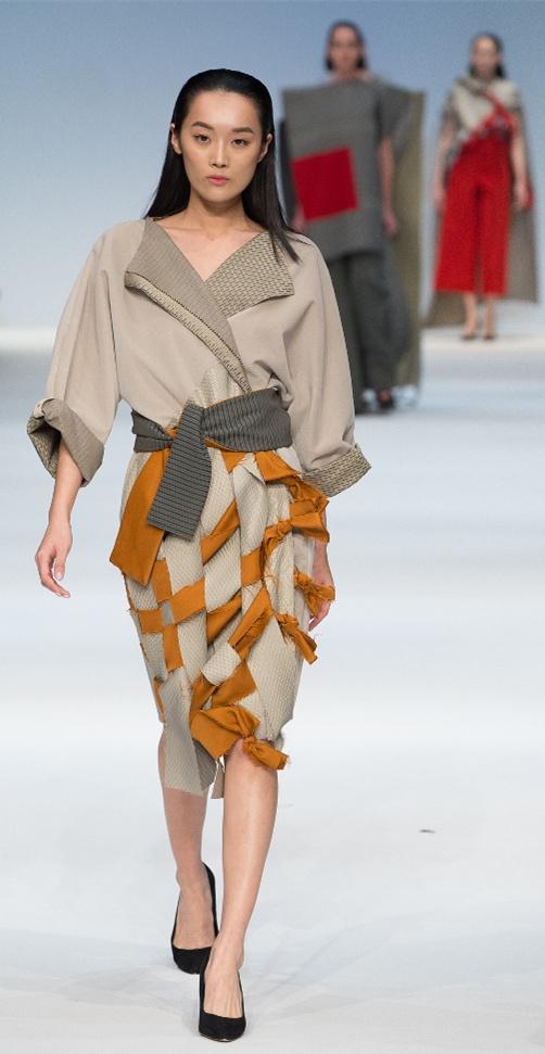 废塑料瓶做衣服，大豆做汽车座椅？这个真是我读书少吗？