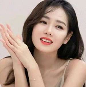 美女性感 韩国(韩国的十大美女，一半性感妩媚，一半冰清玉洁，各个都是人间尤物)