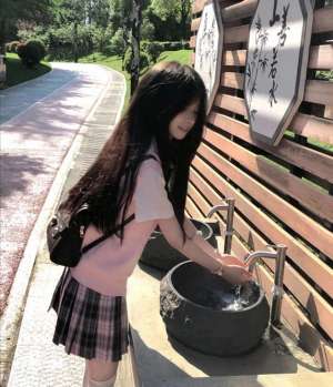 美女白丝光袜(粉色JK美女：白丝过膝袜的甜美诱惑)