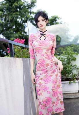 美女穿粉色丝袜(女神模特程程程：粉色旗袍搭配透明丝袜写真)