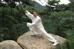 美女拉筋受不了(60岁之后，坚持压腿、拉筋，对身体的影响，是好还是坏？)