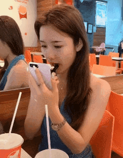 做核酸检测时,遇到一个姑娘,我该怎么套近乎呢?哈哈哈