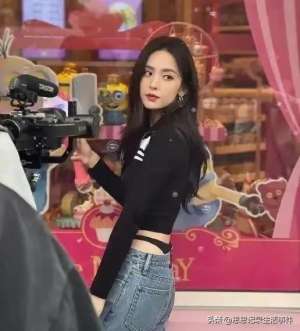 美女三角内裤图片(古力娜扎三角内裤大胆外露，引爆社交媒体 而成为话题热搜。)
