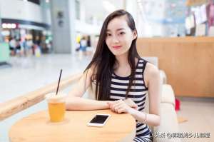 脱美女内裤和胸(辣眼睛漂亮女孩和男朋友当街吵架，情急之下竟然把内裤给脱了)