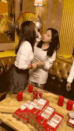 做核酸检测时,遇到一个姑娘,我该怎么套近乎呢?哈哈哈