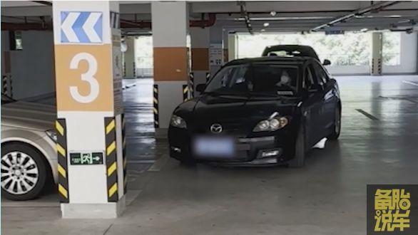 考完驾照还是停不好车?2分钟学会真实路况倒车入库