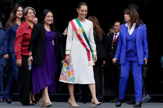 墨西哥新任美女总统就职!刺绣白裙好惊艳,墨西哥史上首位女总统