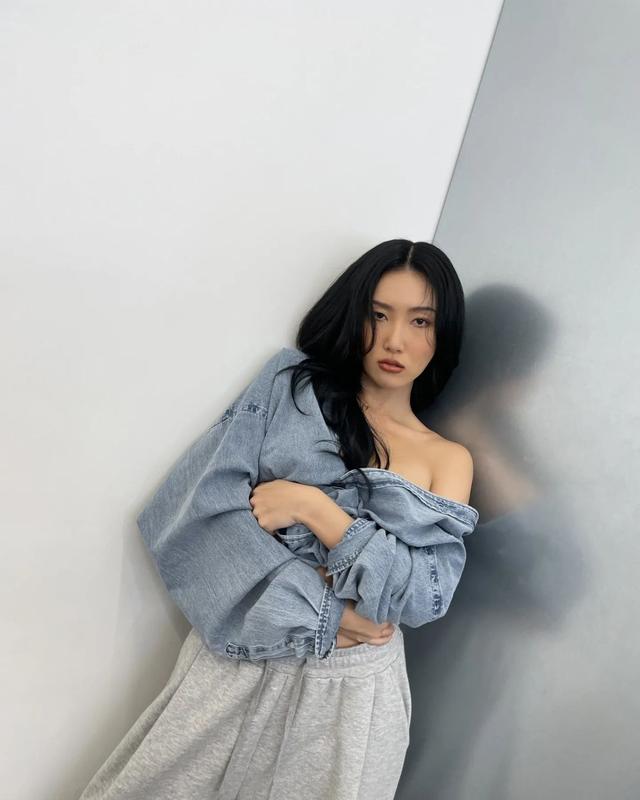 27岁韩国女星华莎,“大胆性感”时尚,秀出笔直锁骨和圆润肩线