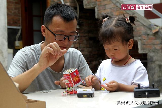 洛阳小伙用易拉罐做飞机、汽车模型月入过万，网友：扔掉了几个亿