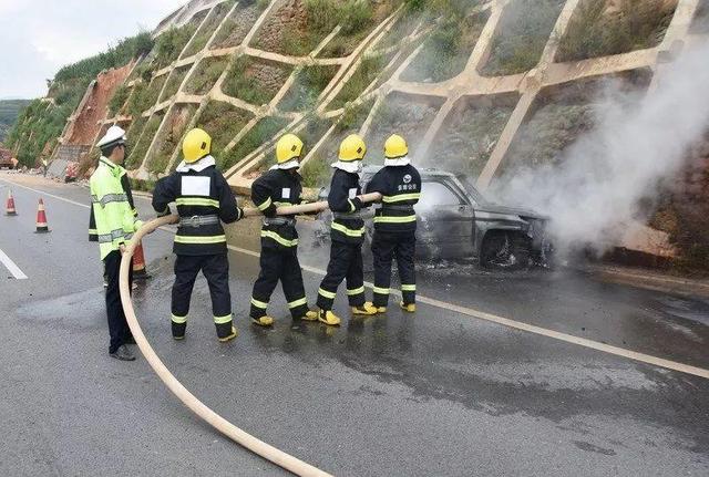 短短半个月 2辆轿车被烧成空壳,自燃真那么恐怖?
