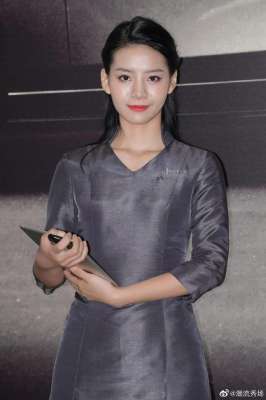 汽车销售美女(车展系列：一位美丽自信的销售小姐姐)