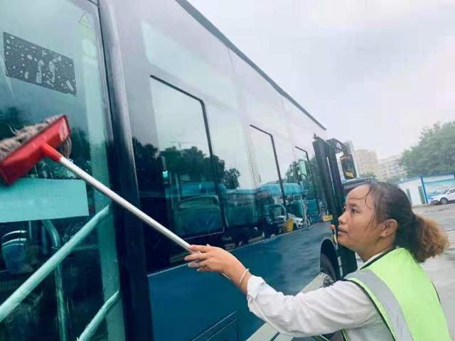 公交车“美容师”:盛夏工作不到五分钟就满身大汗