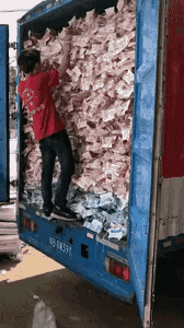 做核酸检测时,遇到一个姑娘,我该怎么套近乎呢?哈哈哈