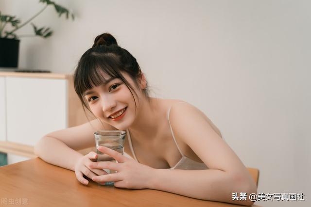 颜值与身材并存的性感美女图片
