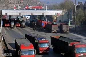 15t自卸汽车(什么样的半挂车才能满足煤炭运输需求？业内人士：装得上，卸得下)