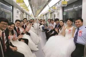 岗厦村美女(地铁举行集体婚礼乘客送祝福 盘点地铁里的奇葩事)