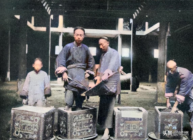 罕见照片:日本女人竟如此开放大胆,女学生脱光衣服全身赤裸上课