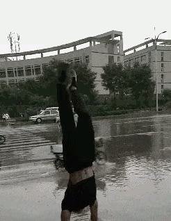 做核酸检测时,遇到一个姑娘,我该怎么套近乎呢?哈哈哈