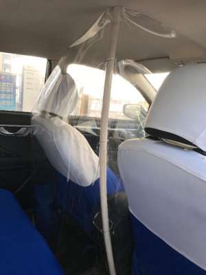 驾驶出租汽车在无分隔(出租汽车自制分隔装置，加强疫情防护自我)